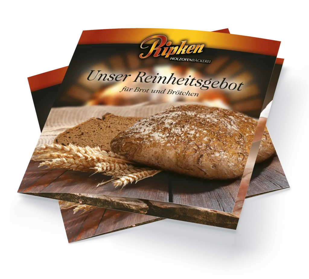Die Broschüre Brotfibel mit einem runden Laib rustikalen Brotes, einem aufgeschnittenen Stück und Weizenhalmen auf einer Holzfläche. Der Text lautet: Ripken Holzofenbäckerei Unser Reinheitsgebot für Brot und Brötchen.