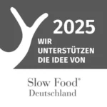 Ein graues und weißes Bild mit einem Schneckenlogo und dem Text 2025 Wir unterstützen die Idee von Slow Food Deutschland.