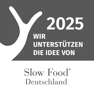 Ein graues und weißes Bild mit einem Schneckenlogo und dem Text 2025 Wir unterstützen die Idee von Slow Food Deutschland.