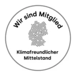 Ein kreisförmiges Abzeichen mit einer Fingerabdruckgrafik in der Mitte. Der Text oben lautet "Wir sind Mitglied" und unten "Klimafreundlicher Mittelstand", was auf die Mitgliedschaft in der klimafreundlichen Wirtschaft hinweist.