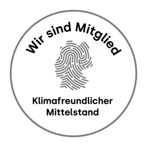 Ein kreisförmiges Abzeichen mit einer Fingerabdruckgrafik in der Mitte. Der Text oben lautet "Wir sind Mitglied" und unten "Klimafreundlicher Mittelstand", was auf die Mitgliedschaft in der klimafreundlichen Wirtschaft hinweist.