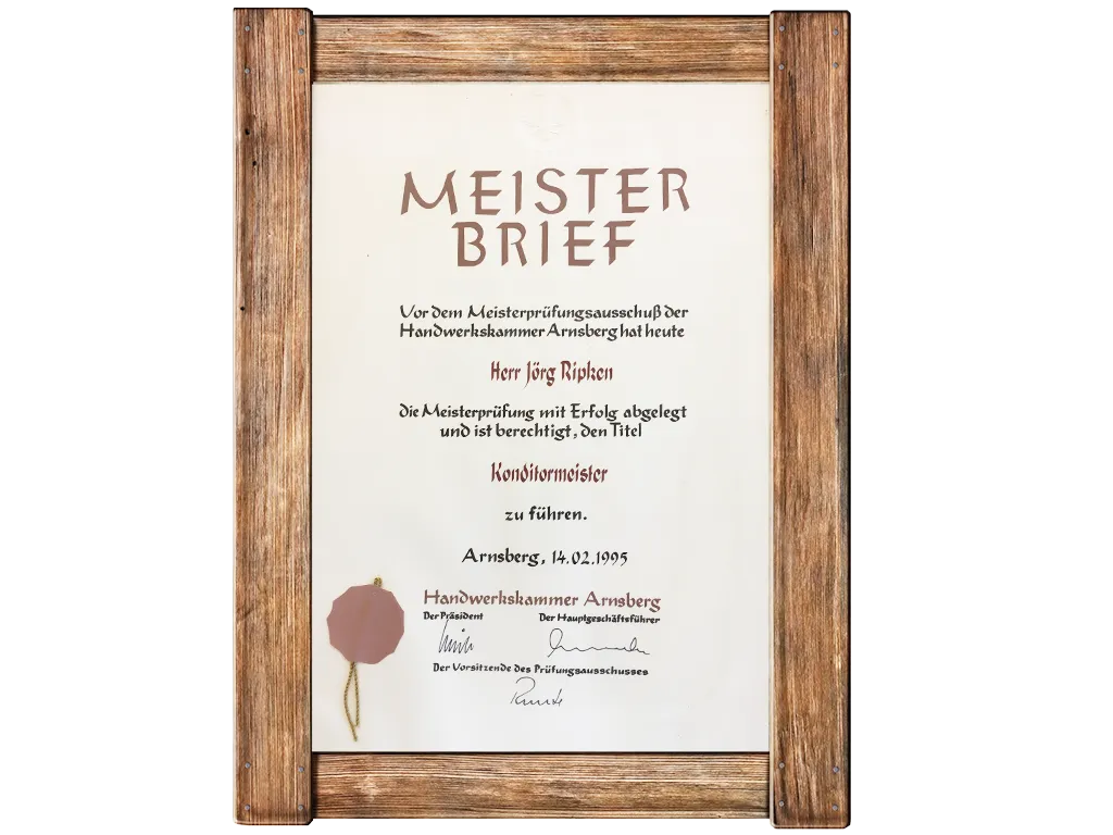Ein gerahmter deutscher Meisterbrief, der Jörg Ripker am 14. Februar 1995 in Arnsberg für die erfolgreich abgelegte Meisterprüfung als Konditormeister verliehen wurde.