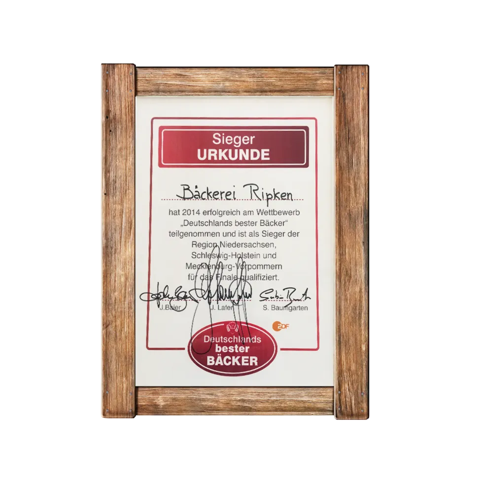 Eine gerahmte Urkunde mit der Überschrift Sieger URKUNDE, die der Bäckerei Ripken für den Gewinn eines Bäckerwettbewerbs 2014 in Deutschland verliehen wurde. Die Urkunde enthält Unterschriften und ein rotes Siegel mit der Aufschrift Deutschlands bester Bäcker.
