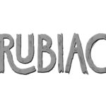 Das Bild zeigt das Wort RUBIAC in großen, fetten, handgezeichneten, grauen Buchstaben mit einer groben, skizzenhaften Textur auf weißem Hintergrund.